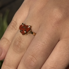 ANEL CORAÇÃO NA GARRA 10MM- JASPE VERMELHO na internet