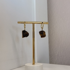 BRINCO PEDRA BRUTA ARGOLA (OURO)- OLHO DE TIGRE na internet