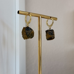 BRINCO PEDRA BRUTA ARGOLA (OURO)- OLHO DE TIGRE - Nova Topázio
