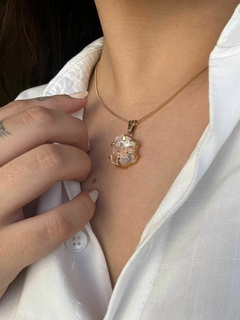 PINGENTE PEDRA BRUTA NA GARRA- CRISTAL