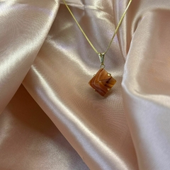 PINGENTE PIRÂMIDE NA GARRA (OURO)- ÁGATA NATURAL - comprar online
