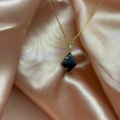 PINGENTE PIRÂMIDE NA GARRA (OURO)- PEDRA ESTRELA