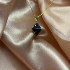 PINGENTE PIRÂMIDE NA GARRA (OURO)- PEDRA ESTRELA na internet