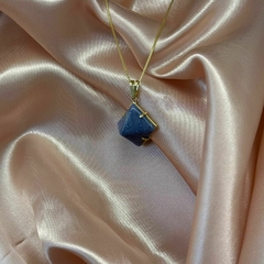 PINGENTE PIRÂMIDE NA GARRA (OURO)- QUARTZO AZUL na internet