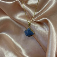 PINGENTE PIRÂMIDE NA GARRA (OURO)- QUARTZO AZUL