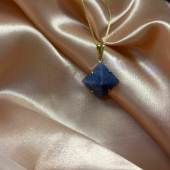 PINGENTE PIRÂMIDE NA GARRA (OURO)- QUARTZO AZUL - comprar online