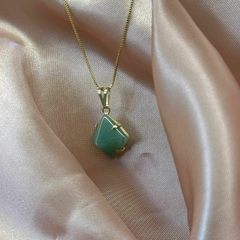 PINGENTE PIRÂMIDE NA GARRA (OURO)- QUARTZO VERDE - comprar online