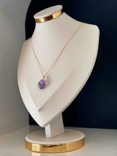 PINGENTE PEDRA ROLADA NO PINO (OURO)- AMETISTA - comprar online