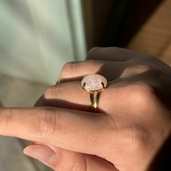 ANEL NA GARRA 10X14- QUARTZO ROSA