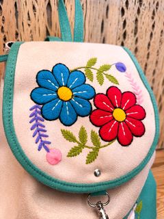MOCHILA CHICA BORDADA en internet