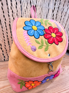 Imagen de MOCHILA CHICA BORDADA