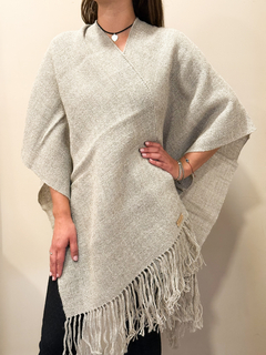 Imagen de RUANA WAYRA GRIS