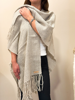 RUANA WAYRA GRIS en internet