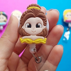 Porta Crachá Retrátil Princesas na internet