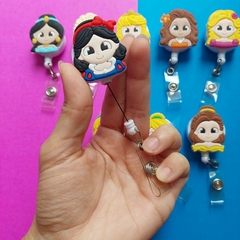 Porta Crachá Retrátil Princesas na internet