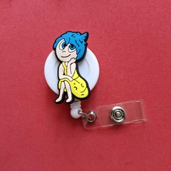 Porta Crachá Retrátil Personagens - loja online