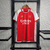 Camisa do Arsenal 23/24 para torcedores, predominante na cor vermelha com detalhes brancos e dourados.