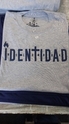 REMERA UNISEX "IDENTIDAD". GRIS CLARO. - comprar online