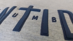 REMERA UNISEX "IDENTIDAD". GRIS CLARO. - Relumbra