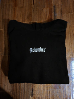 CANGURO (HOODIE). CRUZ. NEGRO. Tela frizado. en internet