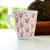Caneca de porcelana branca decorada com coelhinhos e corações em tons de rosa.