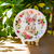 Prato de sobremesa decorado com um coelho e flores, ideal para a Páscoa.
