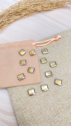 Charm plateado letra dorada
