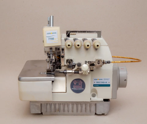 MAQUINA DE COSTURA INDUSTRIAL INTERLOQUE 5 FIOS MEGAMAK 7700D-05 SEMINOVA COM APARELHO FRANZIDOR - comprar online