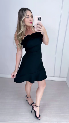 Vestido preto babado decote