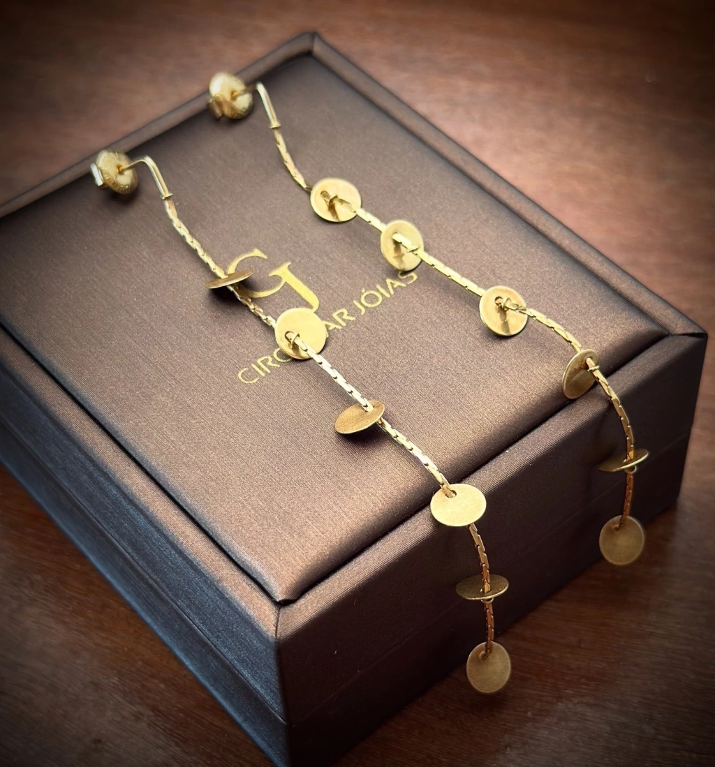 Antônio Bernardo - Brinco “Paetê” em Ouro Amarelo 18k.