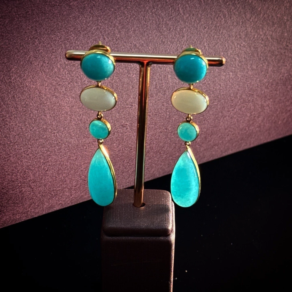 Brincos em Ouro Amarelo com Ágata branca e gema Larimar.