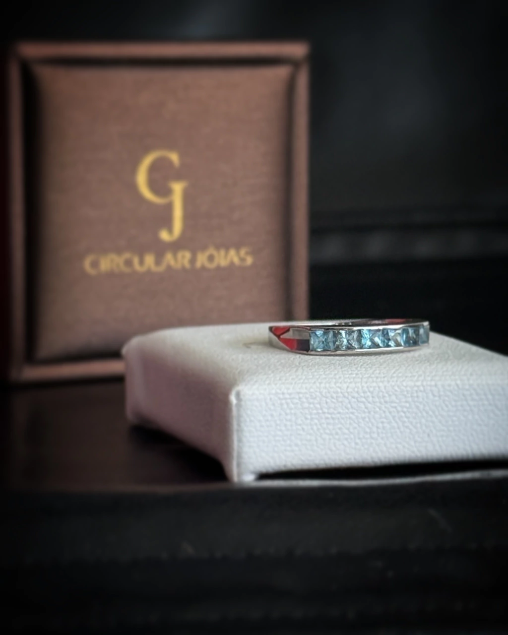 Anel em Ouro Branco 18k com água marinha.