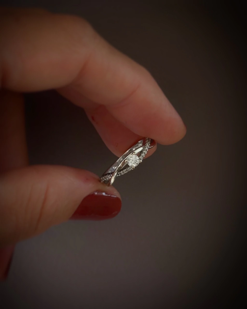 Vivara - Infinity. Anel Solitário em Ouro Branco 18k com Diamante central de 0,15 ct