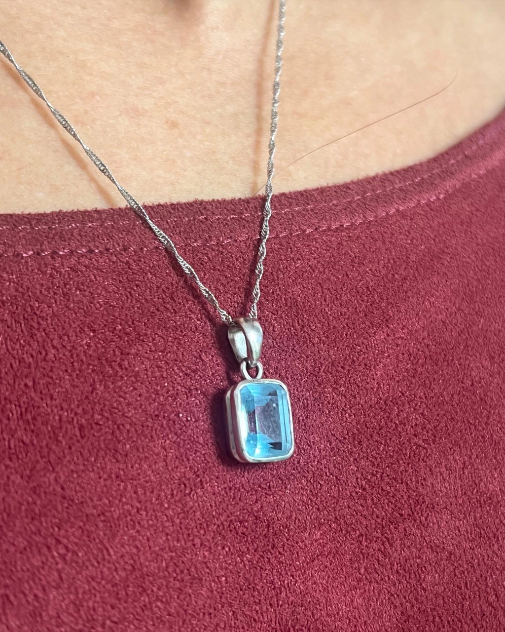 Pingente com água marinha natural com moldura em ouro branco 18k