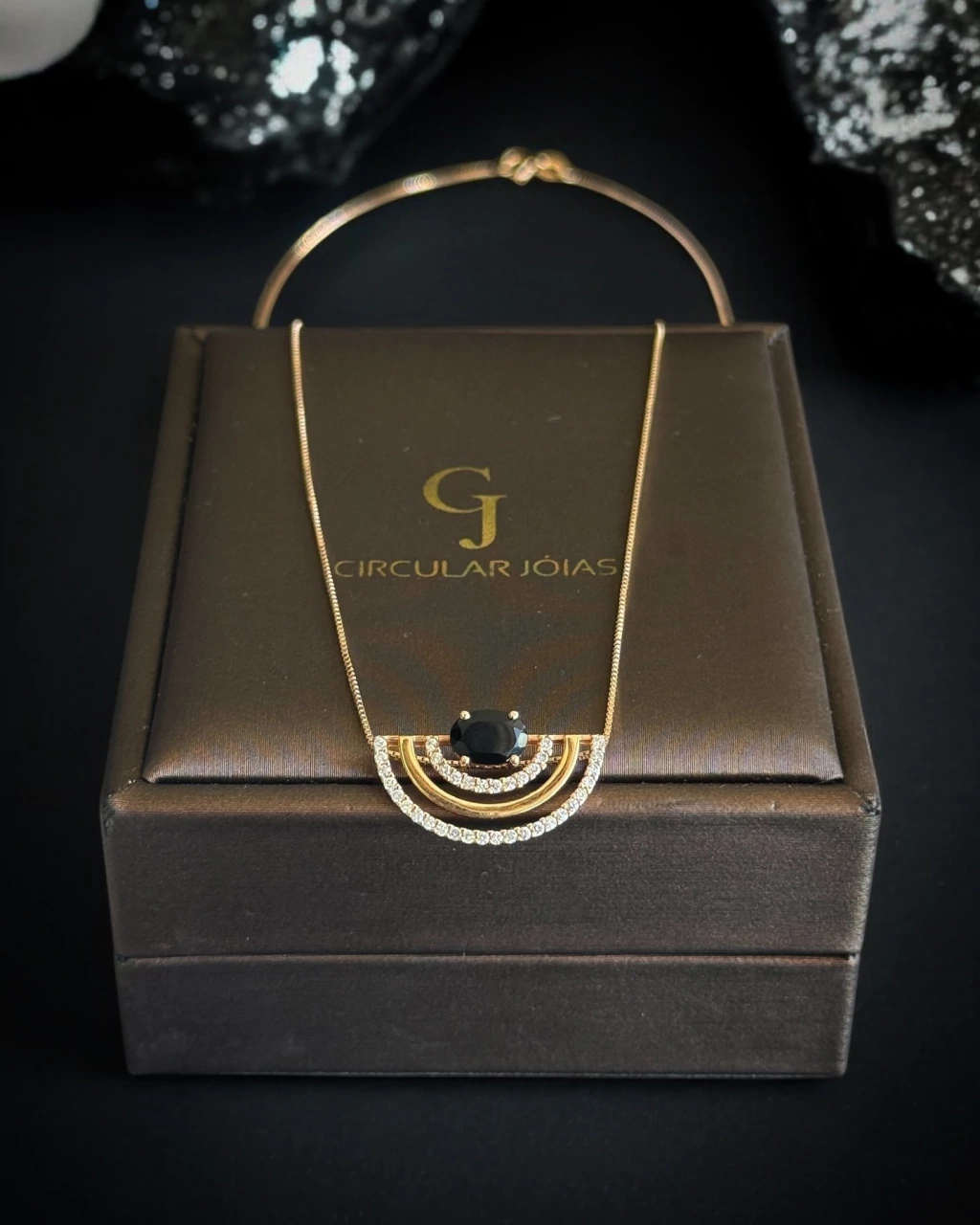 Vivara - Coleção Sensorial. Corrente em ouro Amarelo 18k e Pingente com Quartzo Negro e Diamantes.