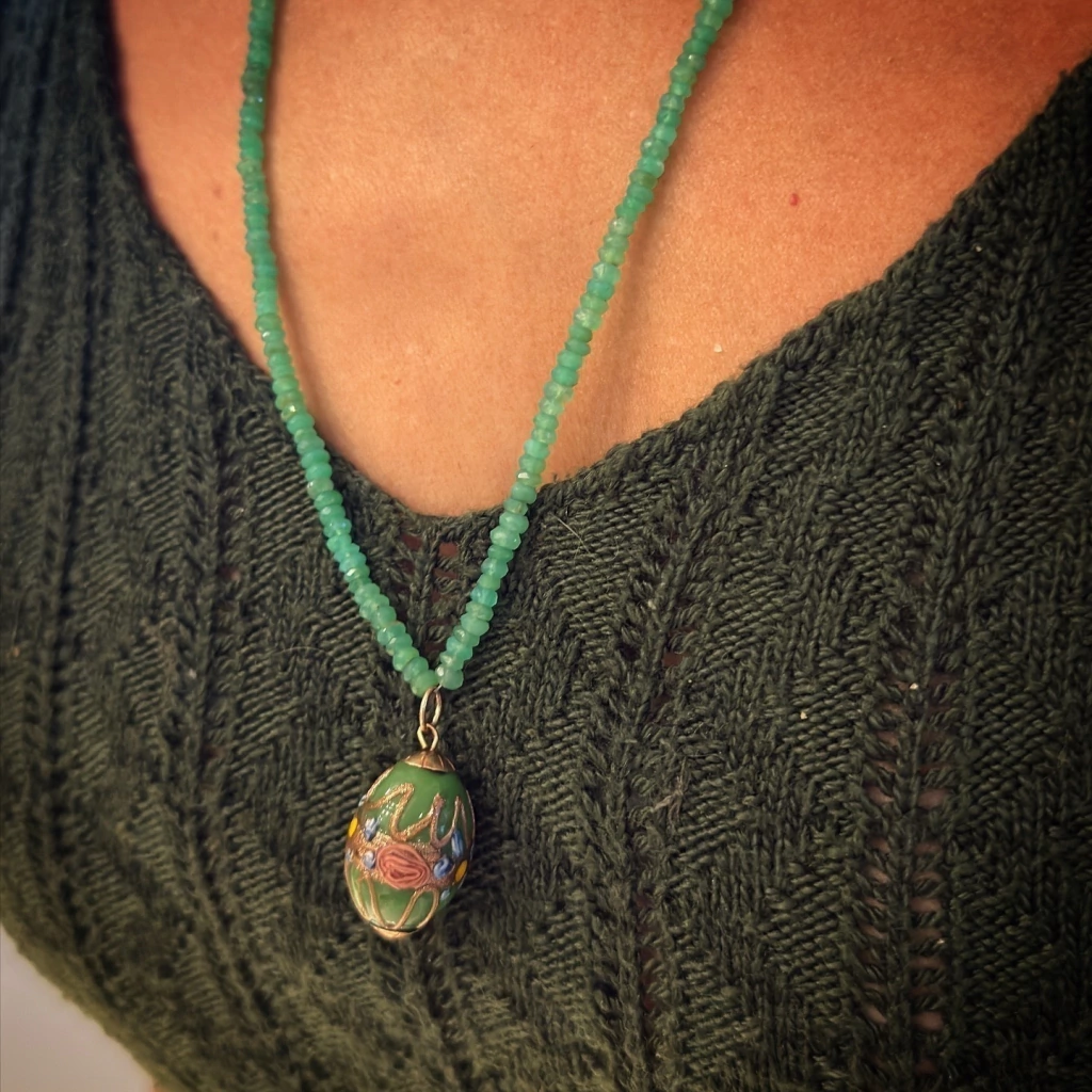 Colar Fio de Crisoprásio Rondell Facetado Verde. Gema de aprox 3.4mm. Fecho em Ouro 18k e Pingente Esmaltado com acabamento em Ouro 18k.