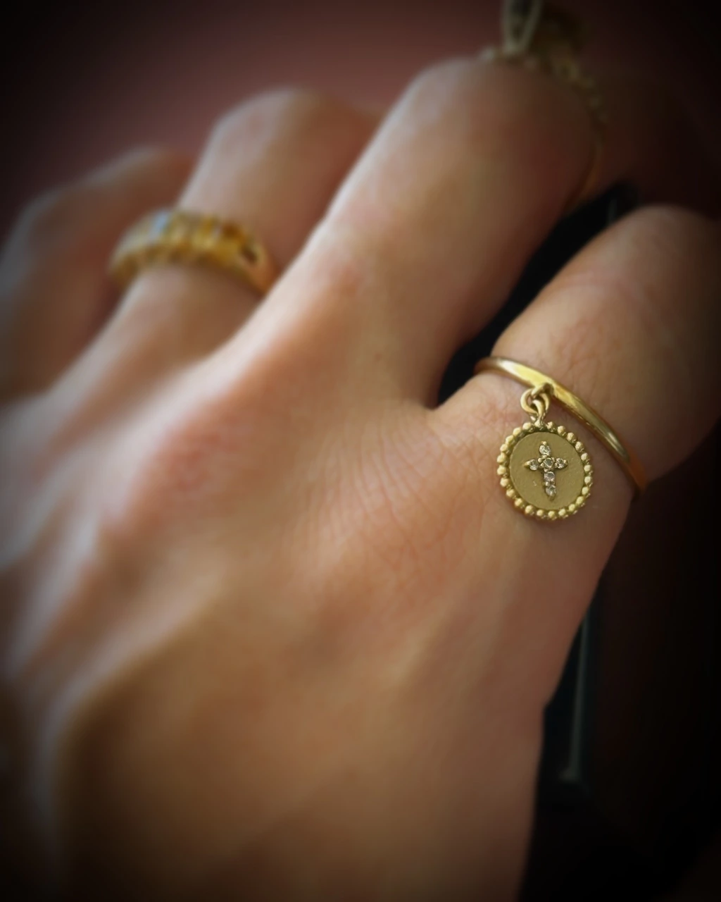 Carla Amorim - Anel em Ouro Amarelo 18k com pingente Cruz de diamantes.