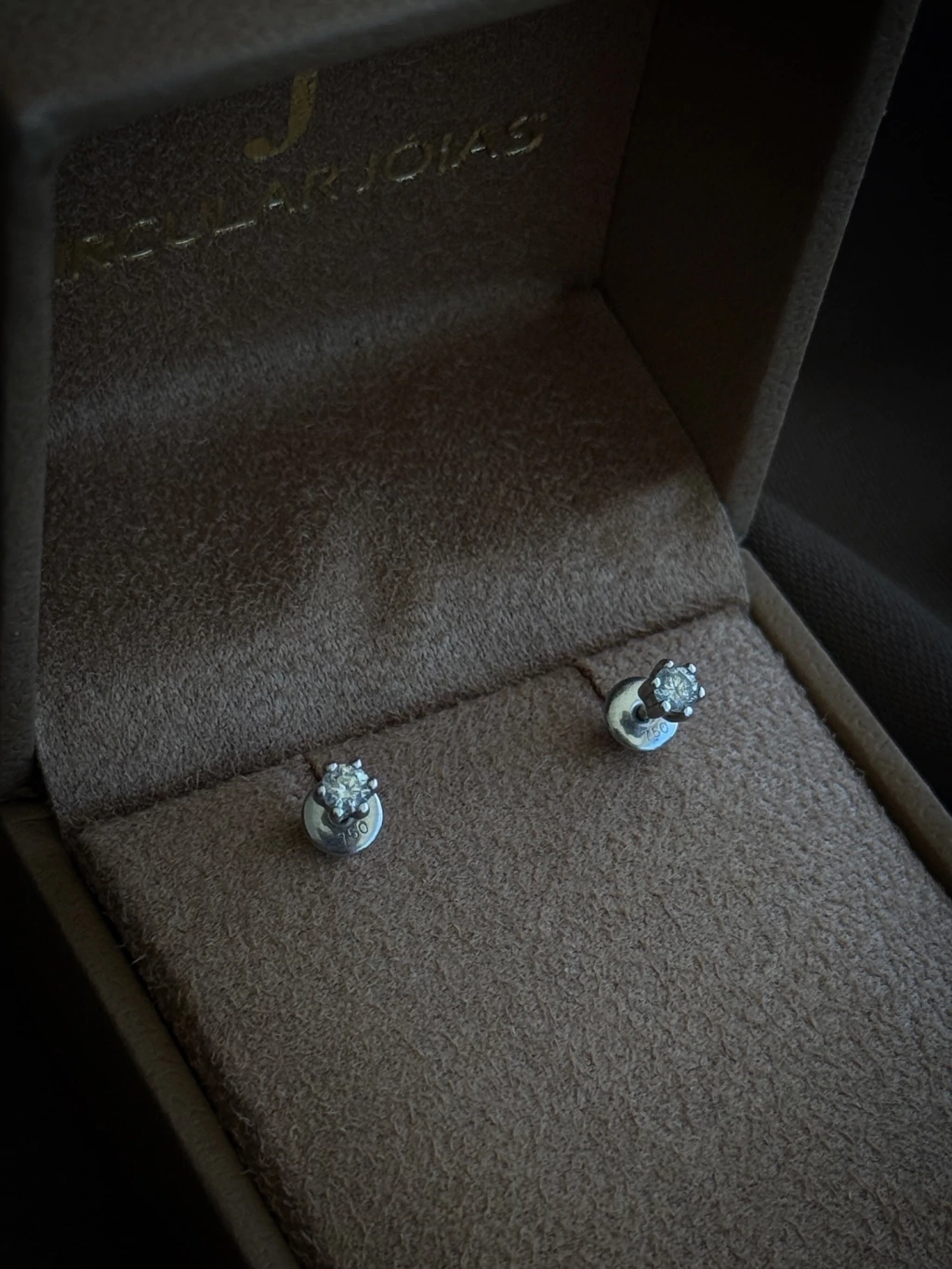 Monte Carlo - Coleção Destinee. Brincos Modelo Solitário em Ouro Branco 18k com diamante de 20pts