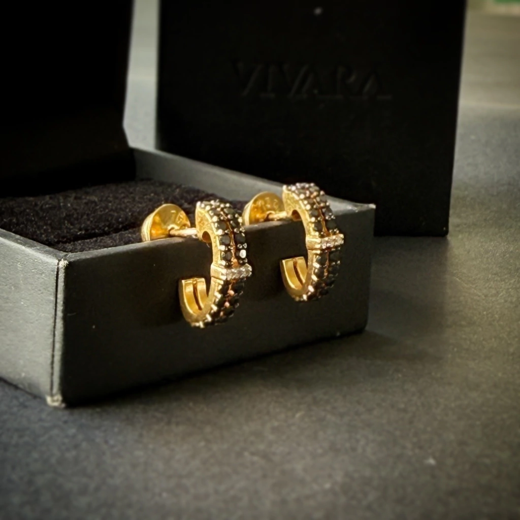 Vivara - Duo. Brincos em Ouro Amarelo 18k com Diamantes Brancos e Negros.