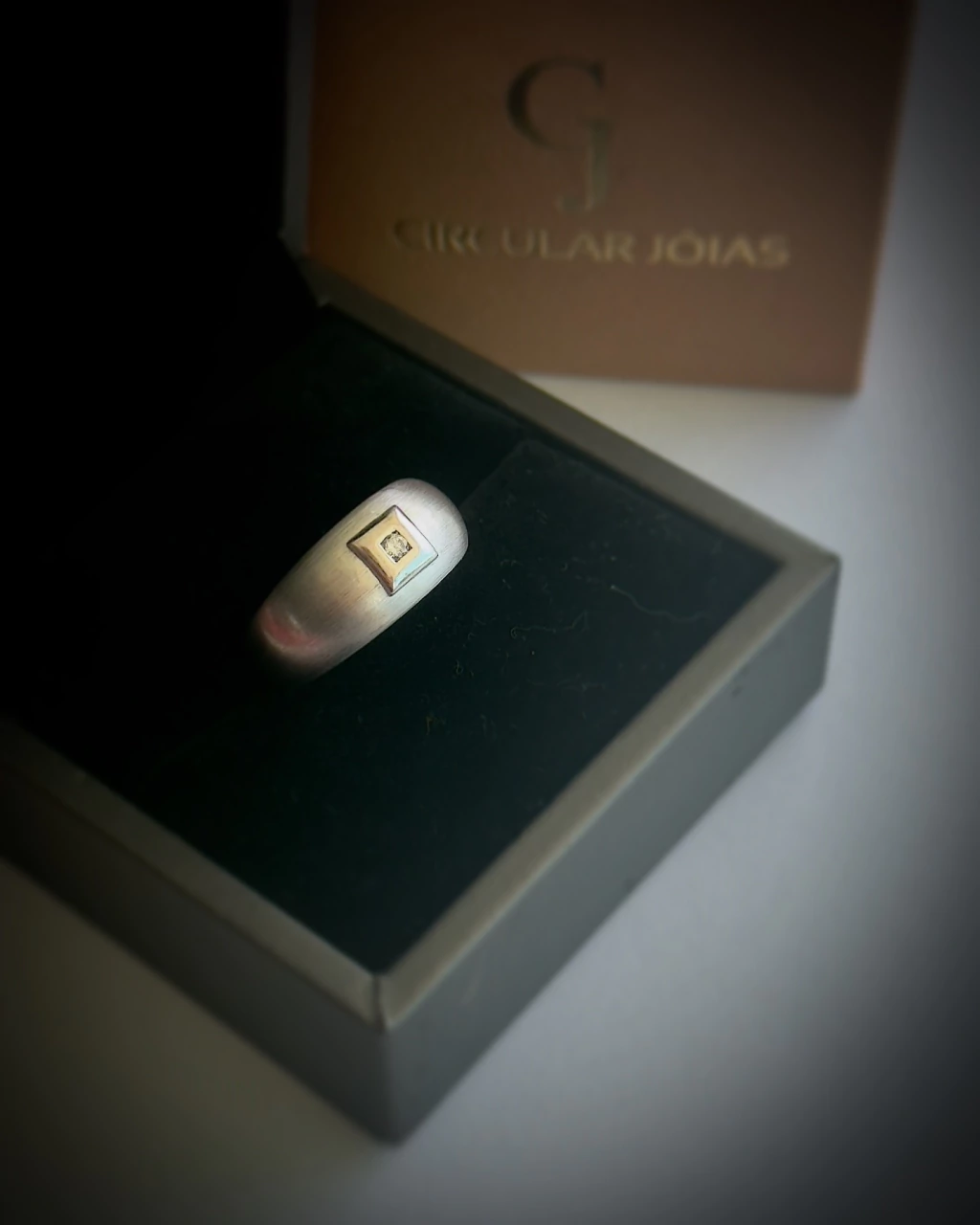 Hstern. Anel em Ouro Branco 18k texturizado.