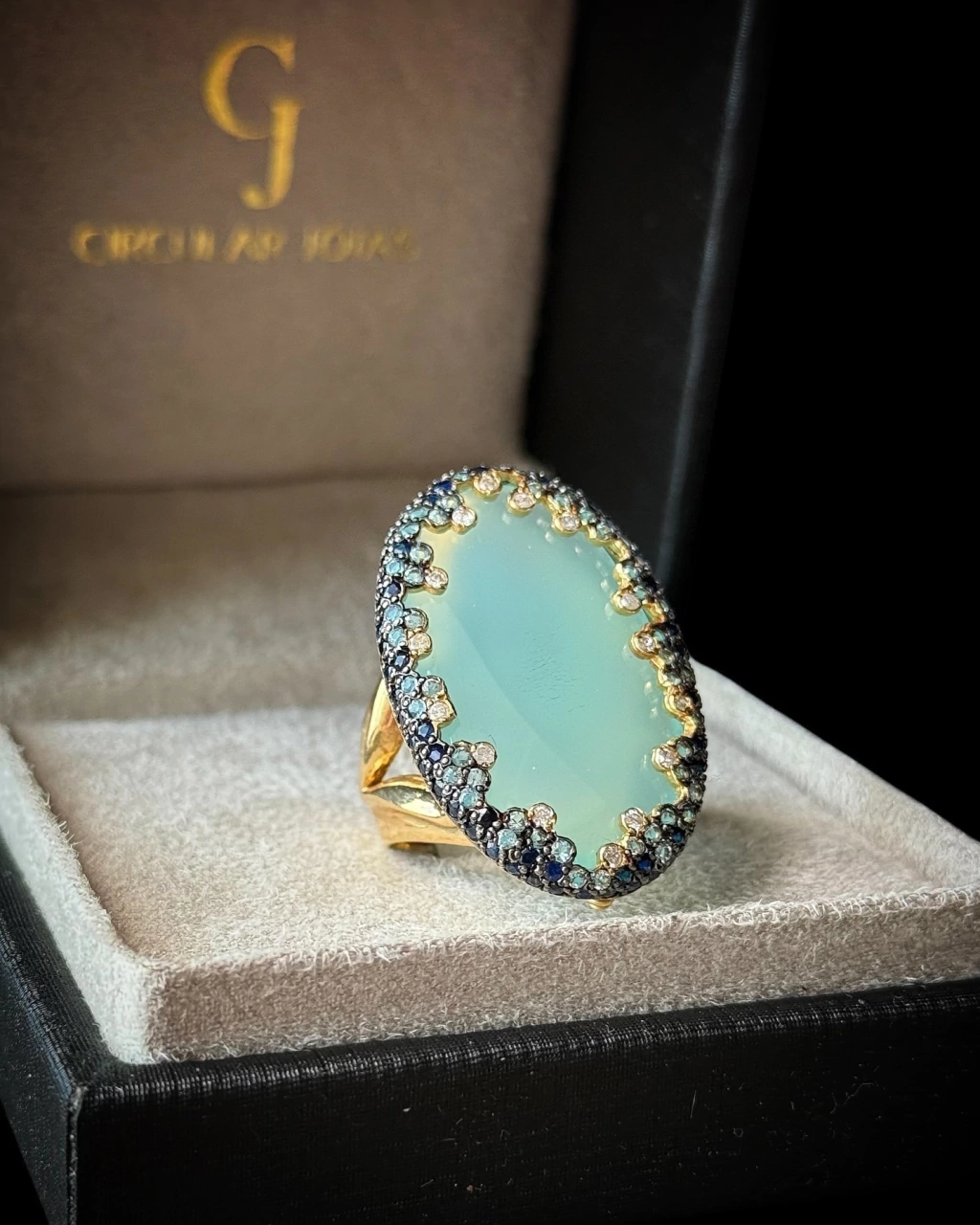 Anel em Ouro Amarelo 18k com Cabochão de Quartzo