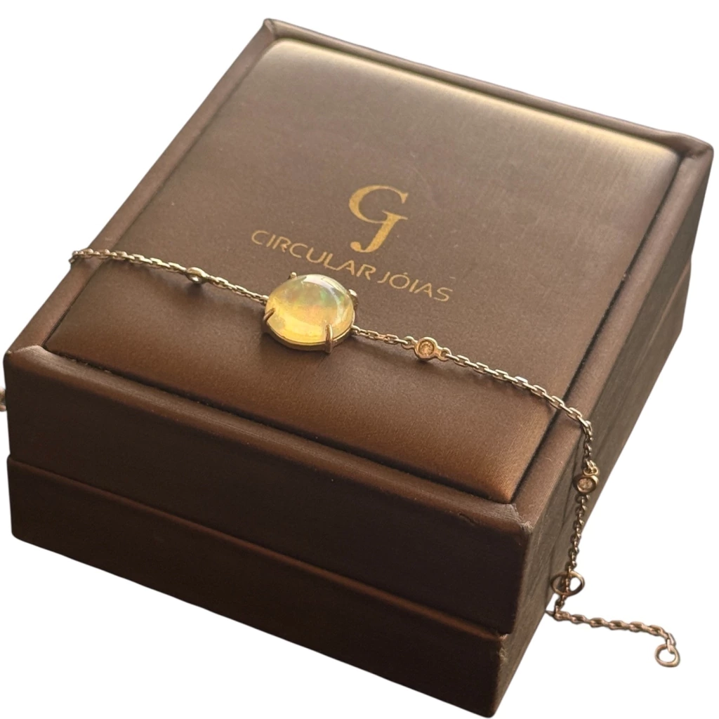 Mariana Pelegrini. Pulseira em Ouro Branco 18k com belíssima Opala e delicados diamantes.