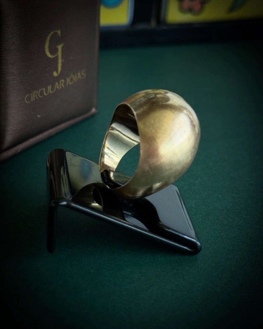 Anel em Ouro Amarelo 18k texturizado.