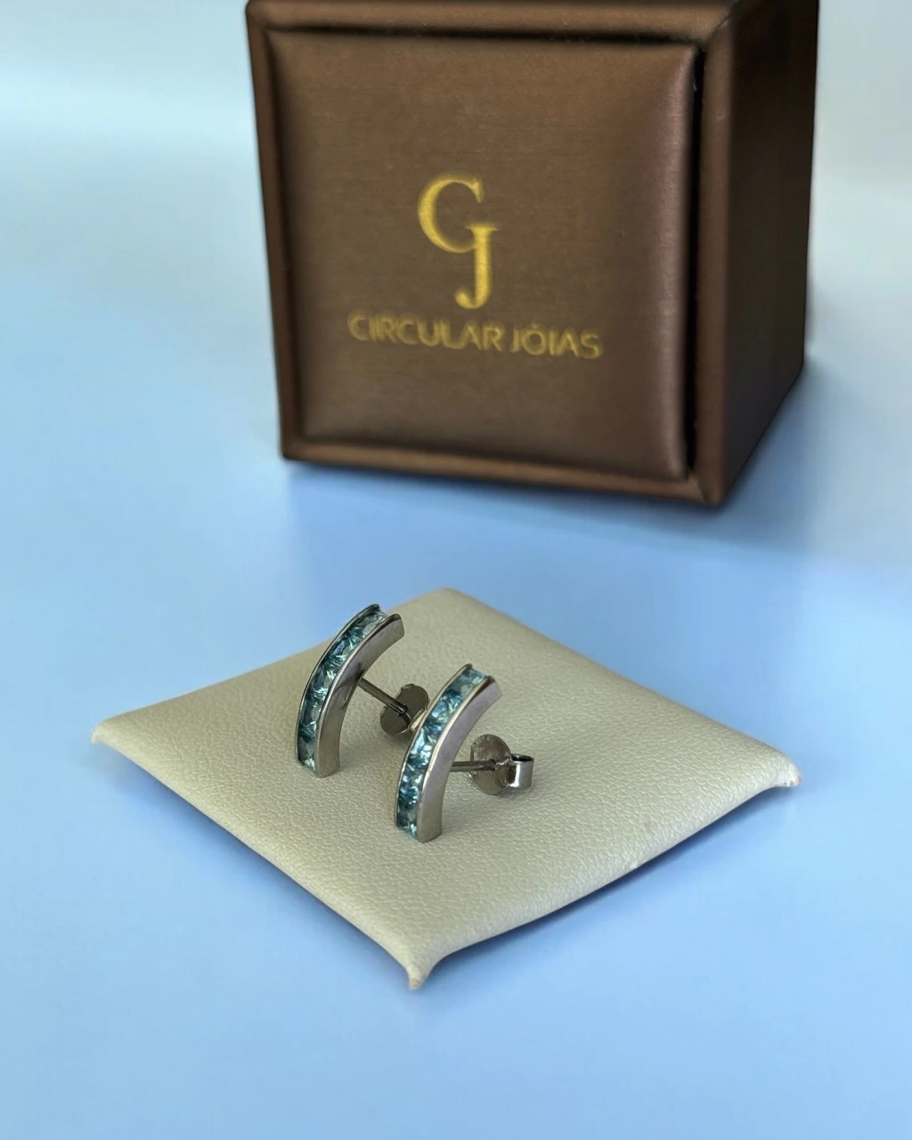 Brincos em Ouro Branco 18k com água marinha.