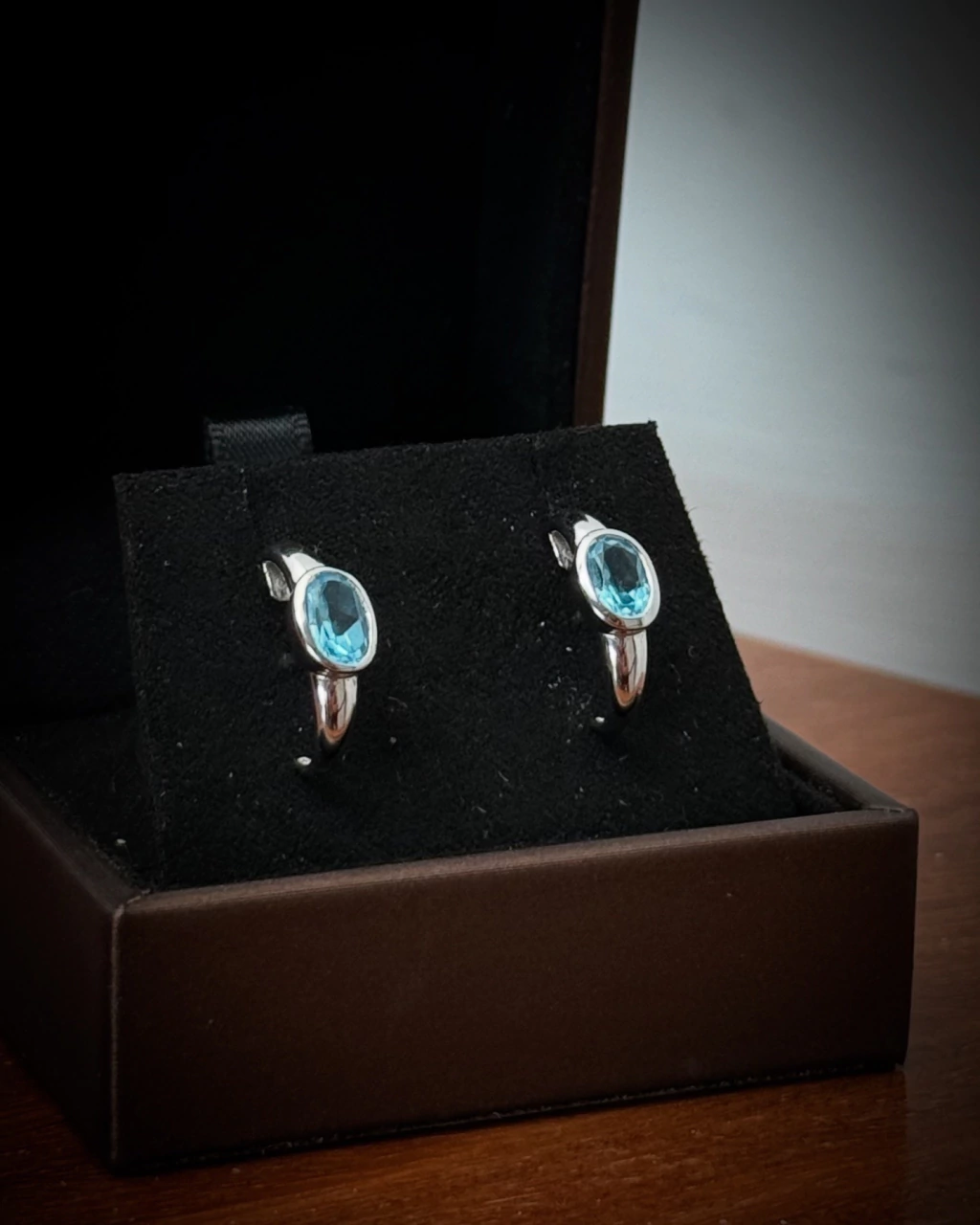 Hstern - Brincos em Ouro Branco 18K com Topázio Azul.