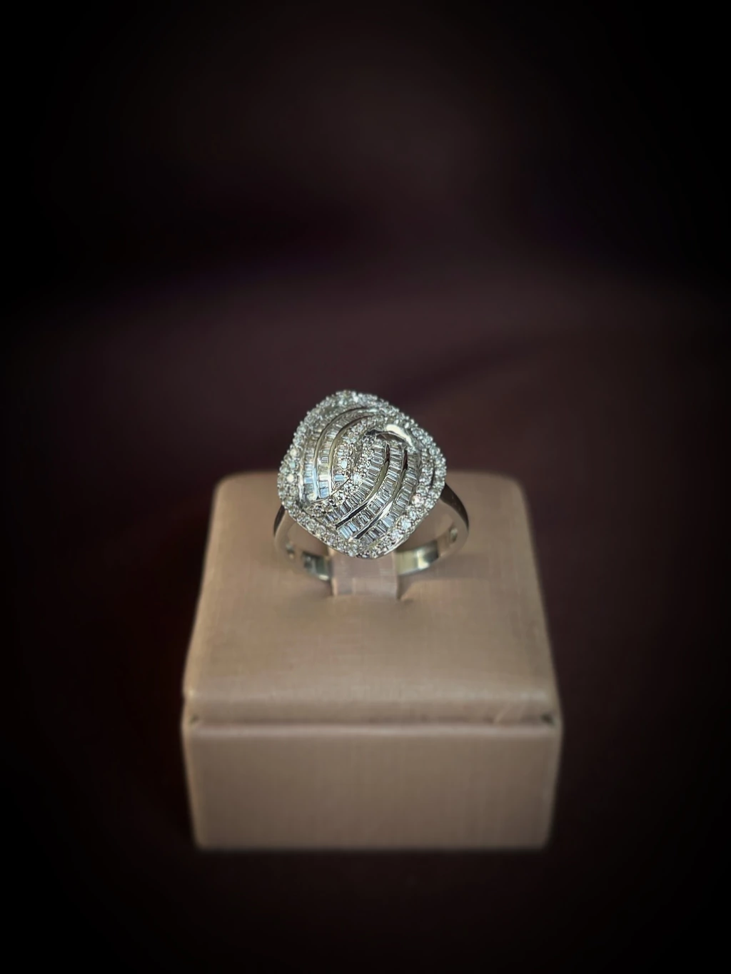 Anel em ouro branco 18k com diamantes brilhantes e baguetes.