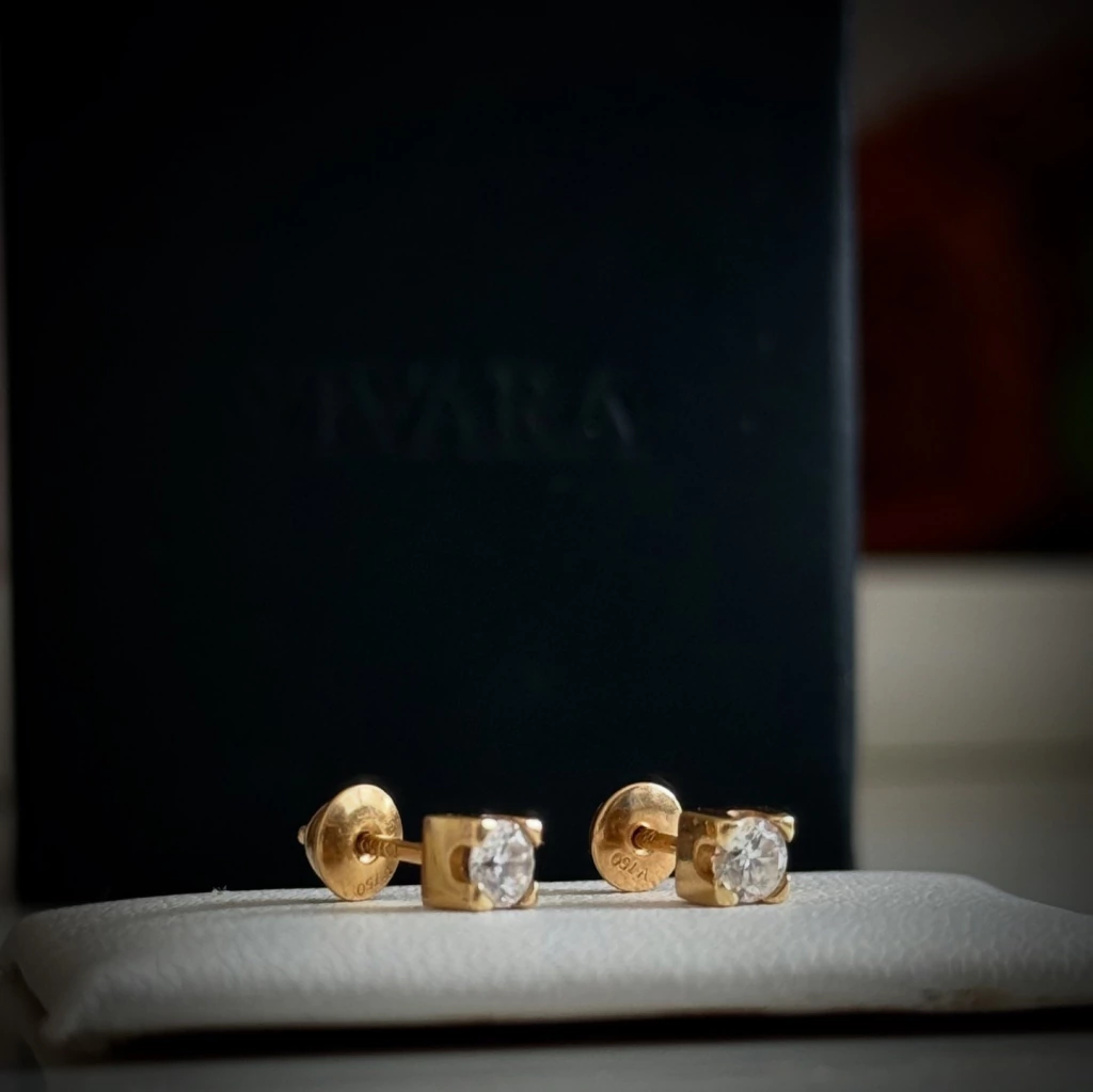 Vivara - Brinco Solitário em Ouro Amarelo 18k com Diamantes 0,38 ct (total).