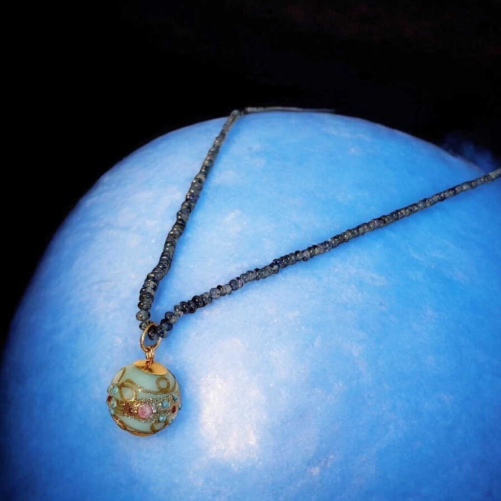 Colar com safiras naturais, fecho em ouro 18k e pingente esmaltado com passador em ouro 18k.