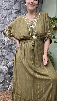 Vestido boho com mangas verde militar na internet