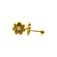 Aretes Broquel Flor Diamantada con Perla en Oro 10K - comprar en línea
